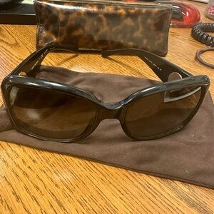 Tory Burch sun glasses Note side metal logo that is loose need to get it fix
